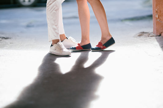 Image of couple walking in the streets wearing slippers.
